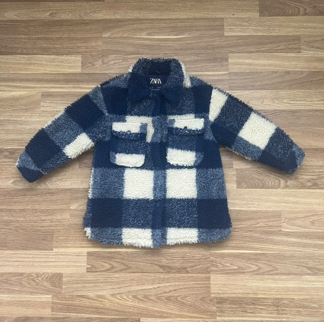 Стильная куртка меховушка Zara для девочки 
Сезон холодная осень, евро зима 
Размер 6 рост 116, но можно носить и раньше. 
На кнопках 
Без дефектов 
Длина по спинке 52 см, рукав от горлышка 47, между подмышек 41см
Стоимость 35р
Тел.291268626