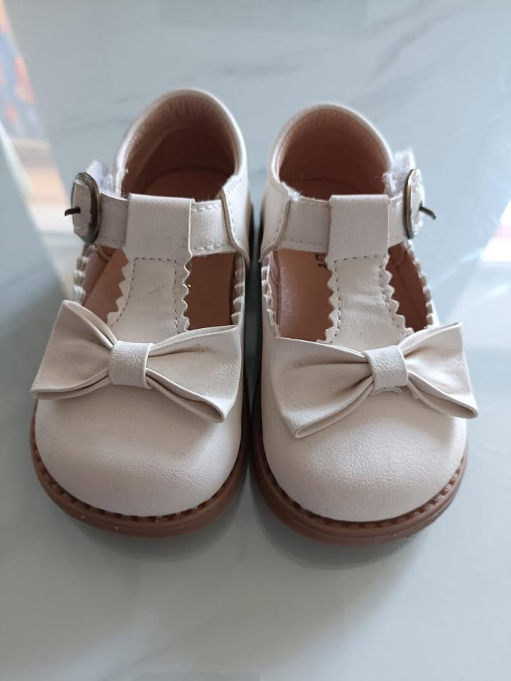 Новые туфельки 
Размер 22(13см стелька)
Цена-30р
Viber+375259540582