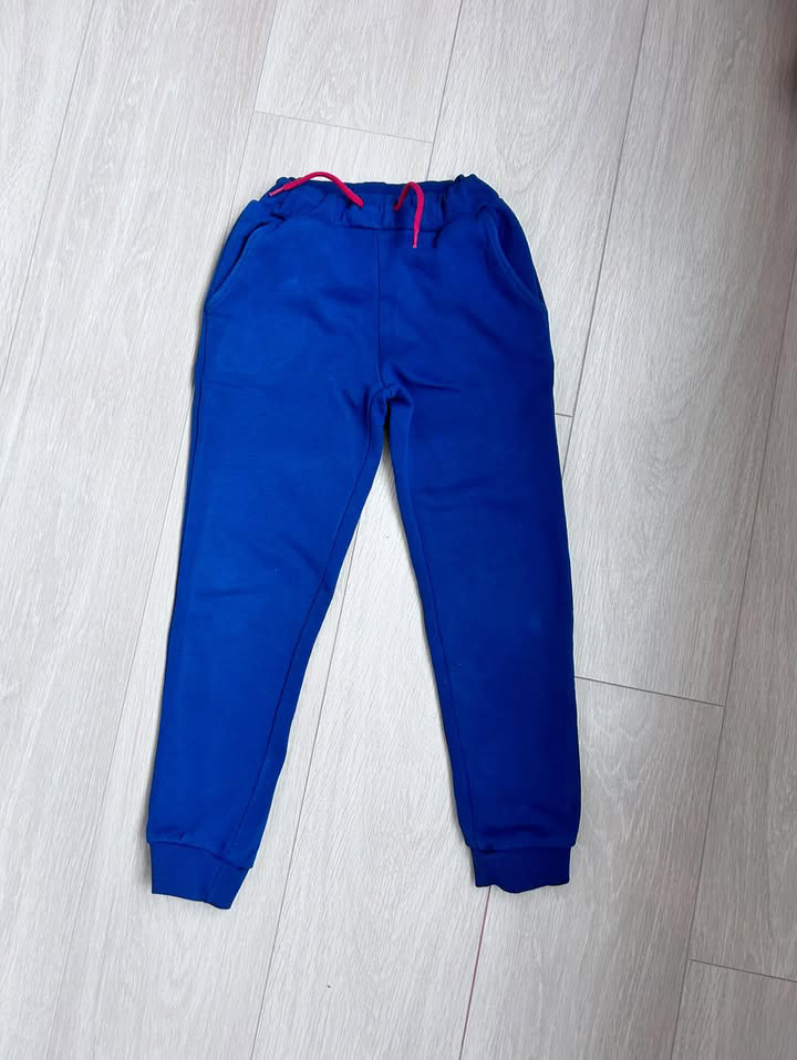 Спортивные штаны Name it на рост 116-122 в отличном состоянии, утеплены.
Цена 15 рублей ?
Вышлю по предоплате 
Вайбер 80295405774