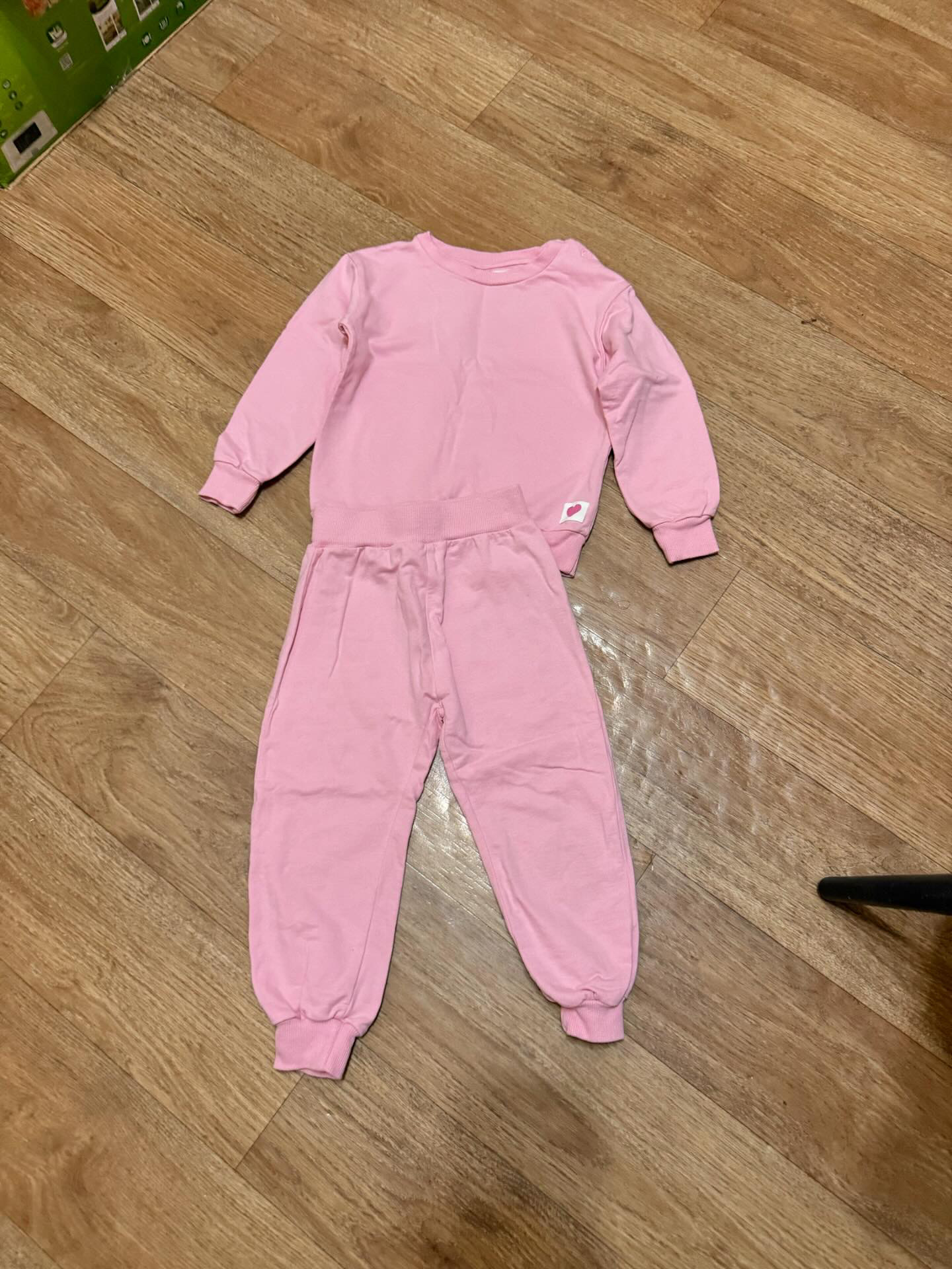 Костюм в отличном состоянии
Маркировка 98(но лучше раньше)
Есть ещё Лонг в рубчик (10р)

Цена костюма 19.99р
+375291900275