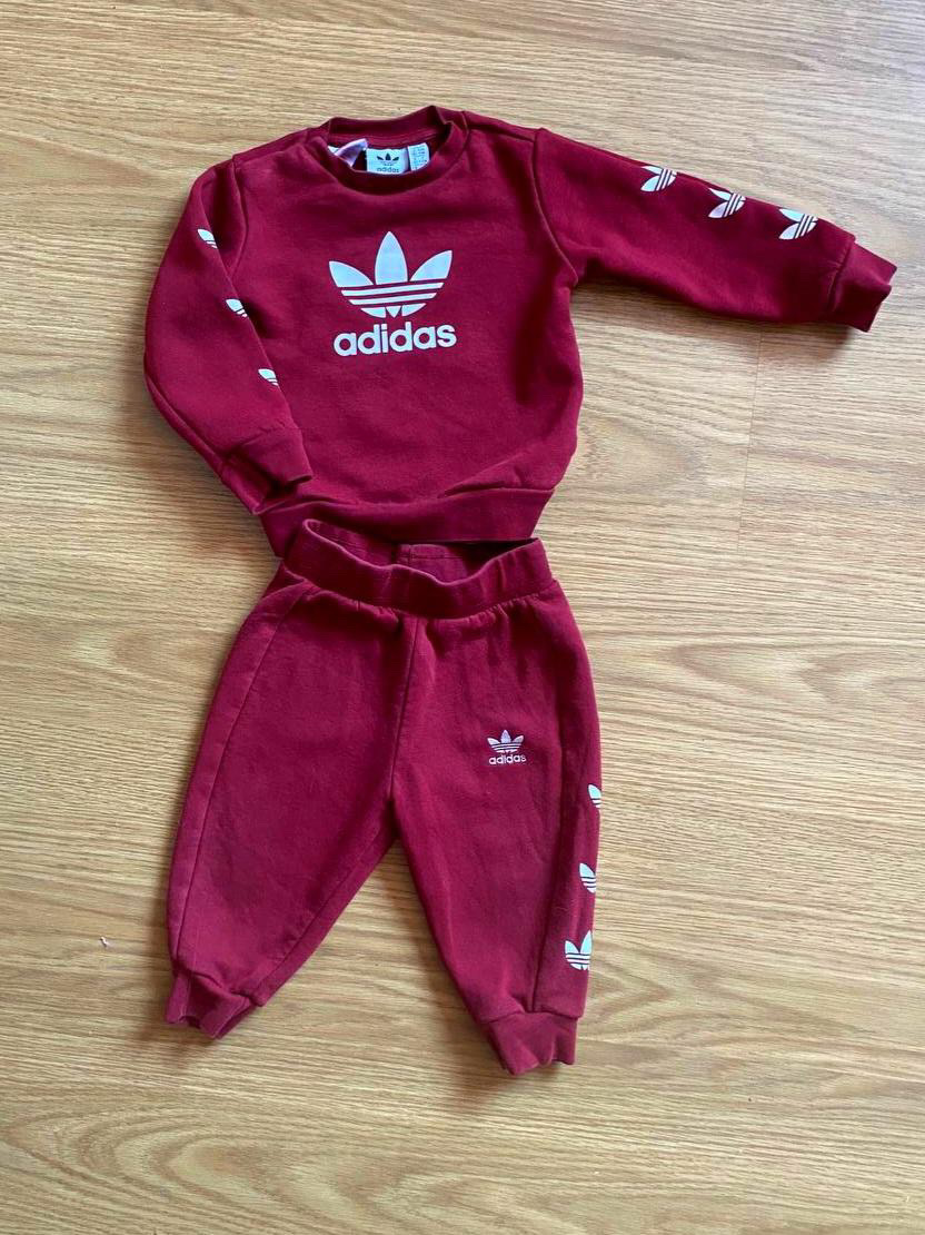 Костюмчик Adidas opигинал,  на флисе, состояние  отличное, на рост 80.
☎️  375-33-314-46-92 вайбер.
? 29.99р.