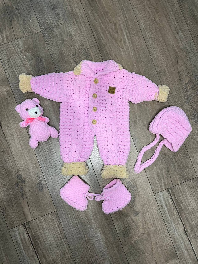 Комплект ручной работы. 
В комплекте: комбинезон 56-62 размер (возможно даже 68, т.к. комбинезончик может удлинить, опускаются рукава и ножки), чепчик, пинетки и игрушка 
Полностью новый 
Стоимость: 40 BYN
@__a.vinogradinka__