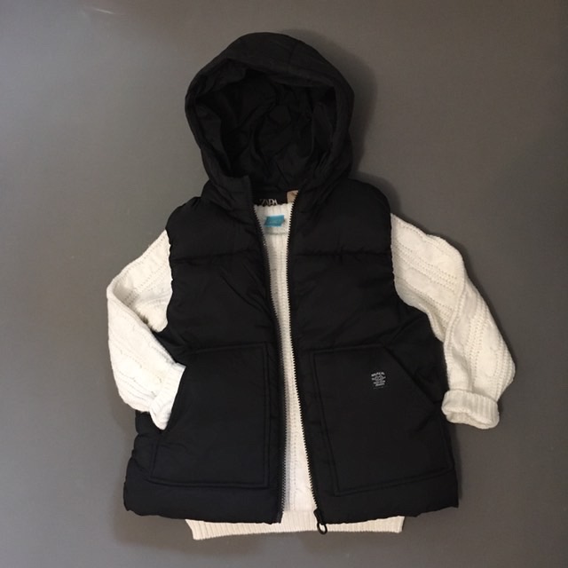 ?Жилетка Zara р.104-110-116 (есть небольшой нюанс),39.99 руб.
?Свитерок молочный в косы,р.110-116 в идеальном состоянии,29.99 руб.
Почта европочта 
+375297834002