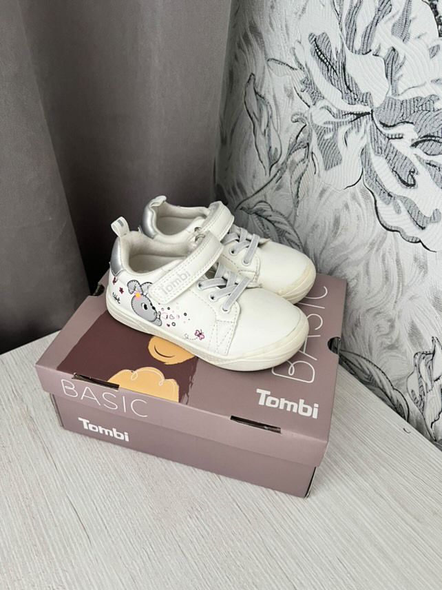 Полуботинки для девочки Tombi. Размер 24, вся стелька 15.5 см. Стелька и подкладка из хлопкового текстиля. Без супинатора. Светоотражающие элементы. В отличном состоянии, очень удобные, можно стирать в машинке.
20р 
?почта/европочта по пред. + пересылка за ваш счет 
+375257963020