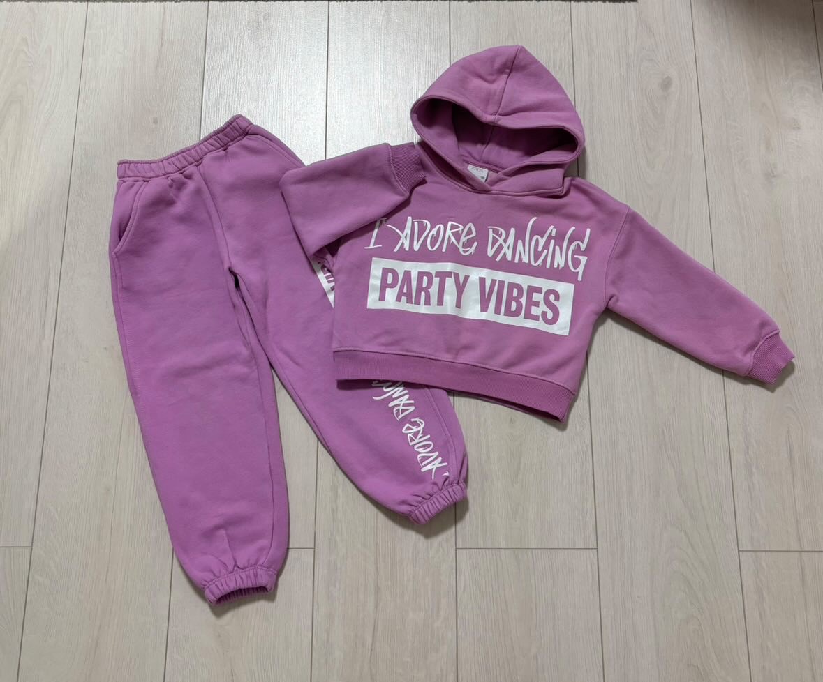 Классный костюм Zara,на рост 116см. Костюм утеплен,худи укороченное,состояние отличное ,надпись в идеале,одели пару раз-49руб
Вайбер +375333150828