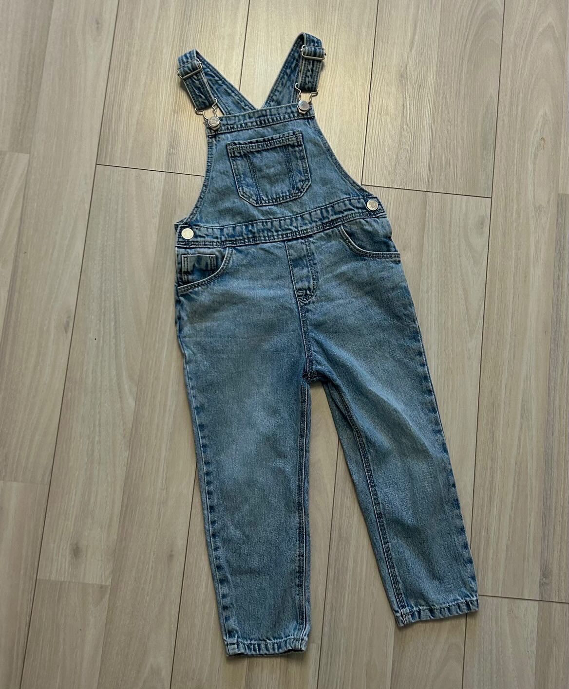 Фирменный джинсовый комбинезон для девочки , рост 98 см , стоимость 17.99 р, по всем вопросам пишите в Вайбер 29-599-50-18