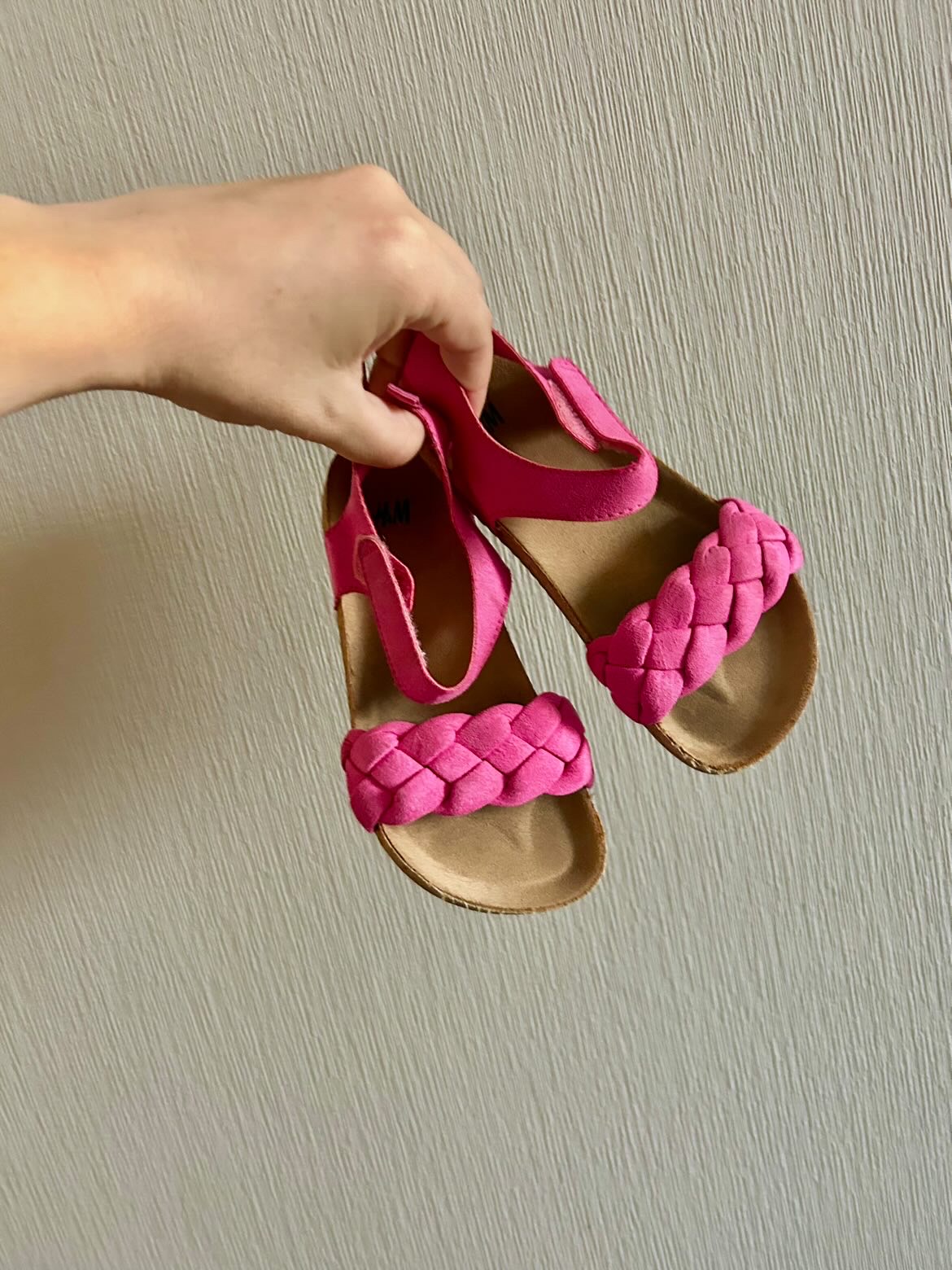 Босоножки H&M 27 размер , в идеальном состоянии, обуты пару раз , стоимость 27
р , по всем вопросам пишите в Вайбер 33-390-70-98