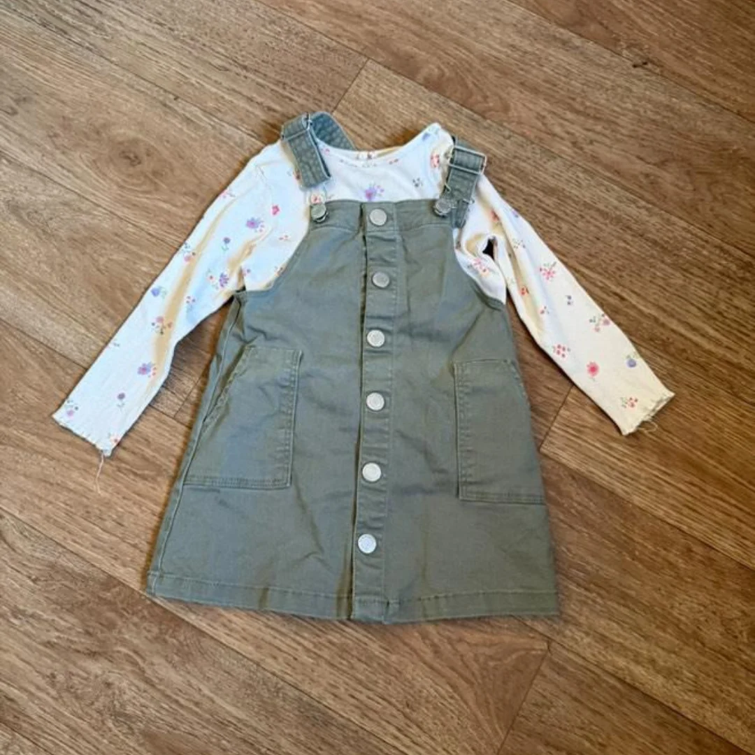 Лот H&M в хорошем состоянии
Сарафан и Лонг
Маркировка 92(но малышке одевала до 2.5)
Больше фото на Вайбер

Цена 25р
+375291900275