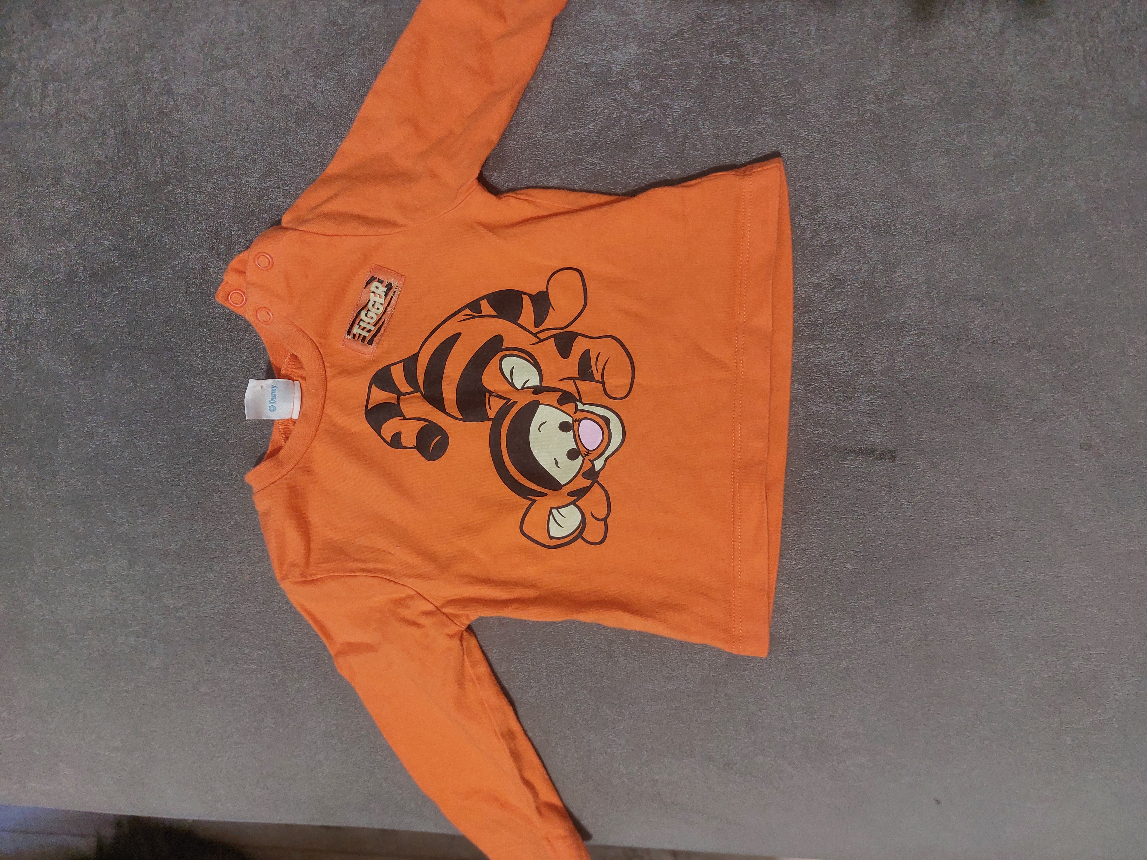 Кофточка,в хорошем состоянии,подойдёт на 3-4 месяца(длина 30 см,рукава 22 см,ширина 25 см