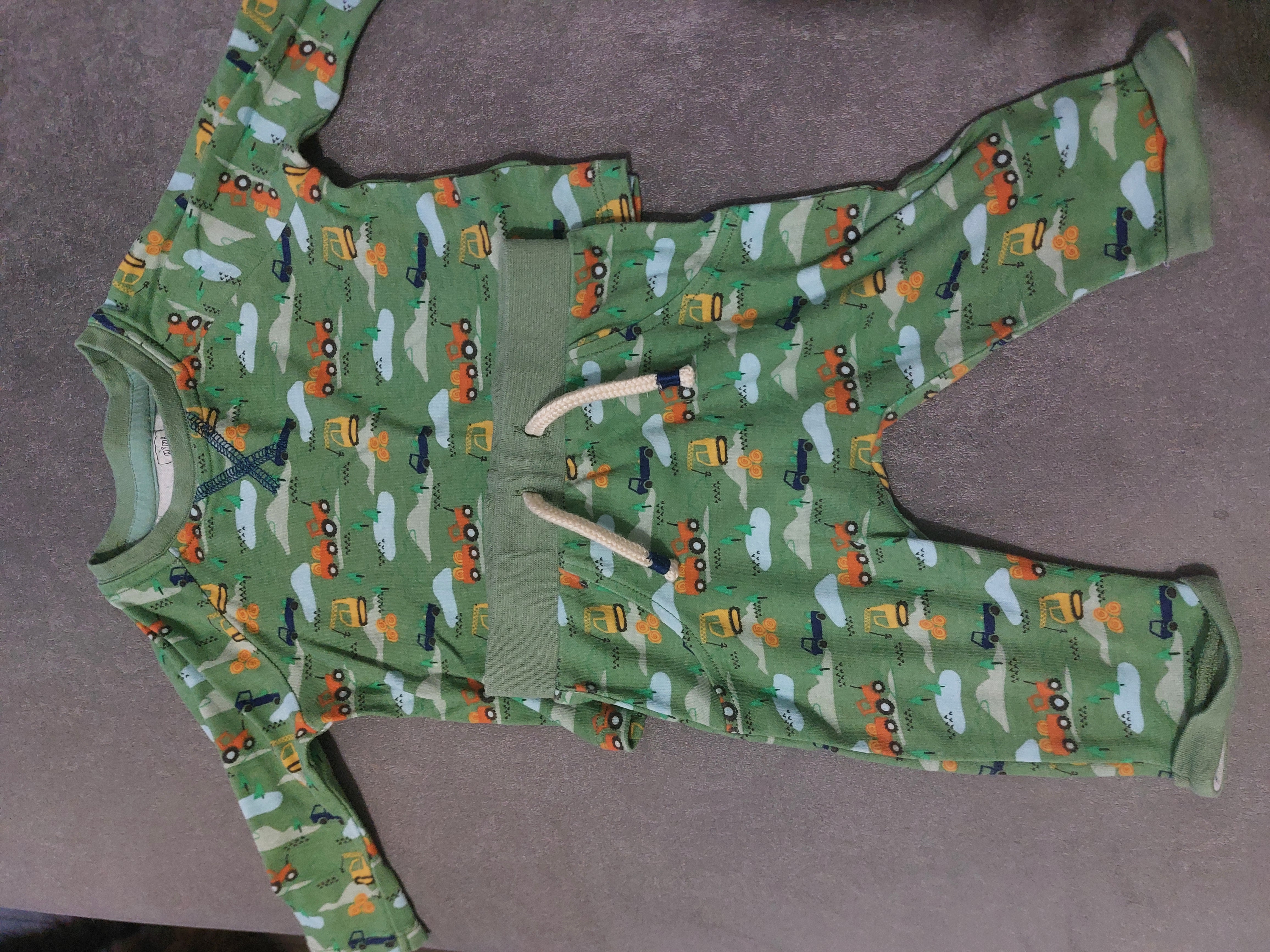 Костюмчик от 0-3 месяца.Длина кофточки 27 см ширина 27 см,в хорошем состоянии, длина штанов 30 си