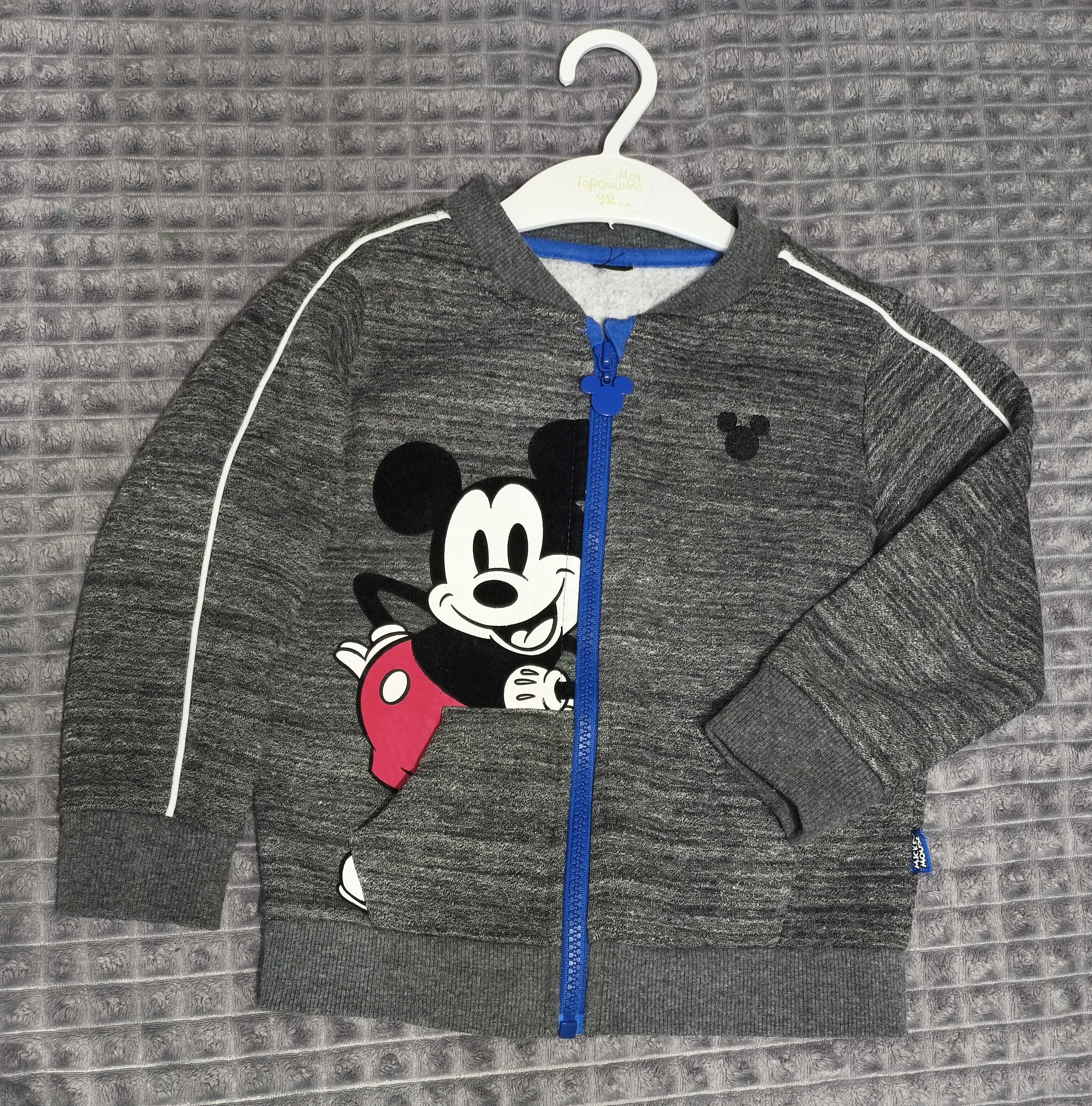 Стильная, тёплая кофта на молнии, с подчёсом, станет отличным дополнением к модному образу Вашего малыша в осенне-зимнем луке. Состояние идеальное. Отправлю в любой город наложенным платежом Европочтой, Белпочтой.