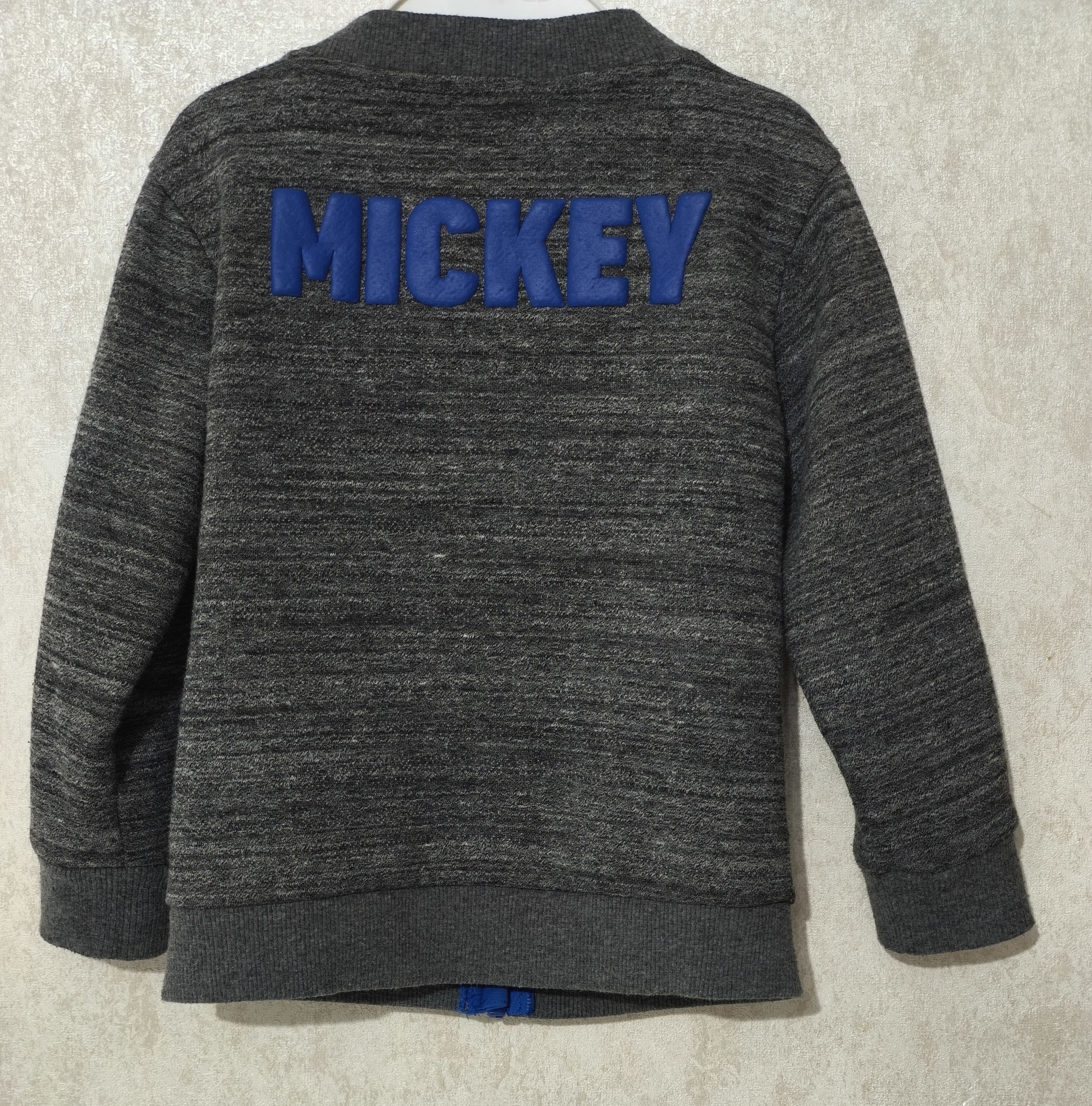 Стильная, тёплая кофта на молнии, с подчёсом, станет отличным дополнением к модному образу Вашего малыша в осенне-зимнем луке. Состояние идеальное. Отправлю в любой город наложенным платежом Европочтой, Белпочтой.