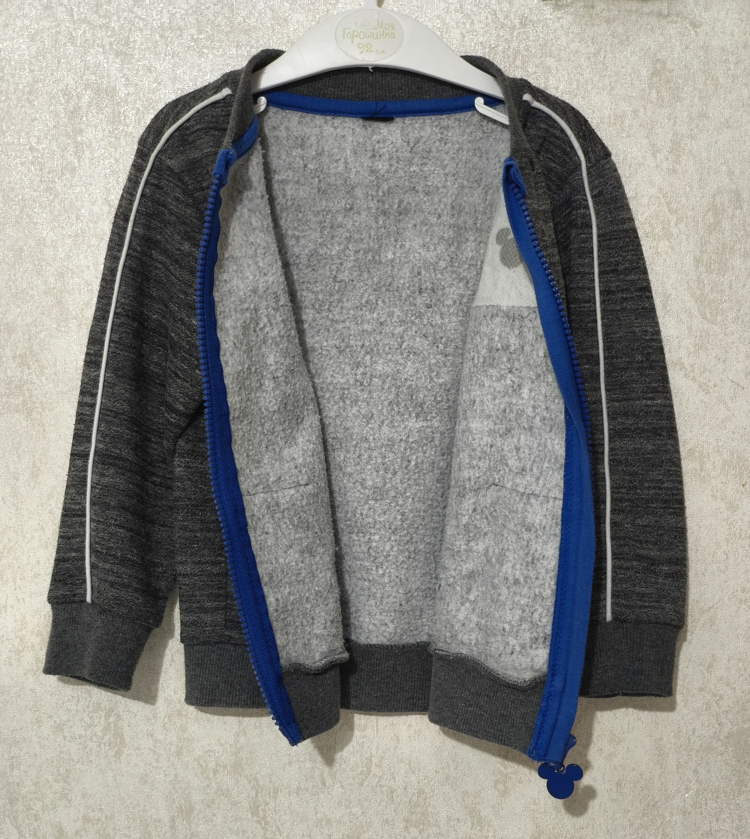 Стильная, тёплая кофта на молнии, с подчёсом, станет отличным дополнением к модному образу Вашего малыша в осенне-зимнем луке. Состояние идеальное. Отправлю в любой город наложенным платежом Европочтой, Белпочтой.