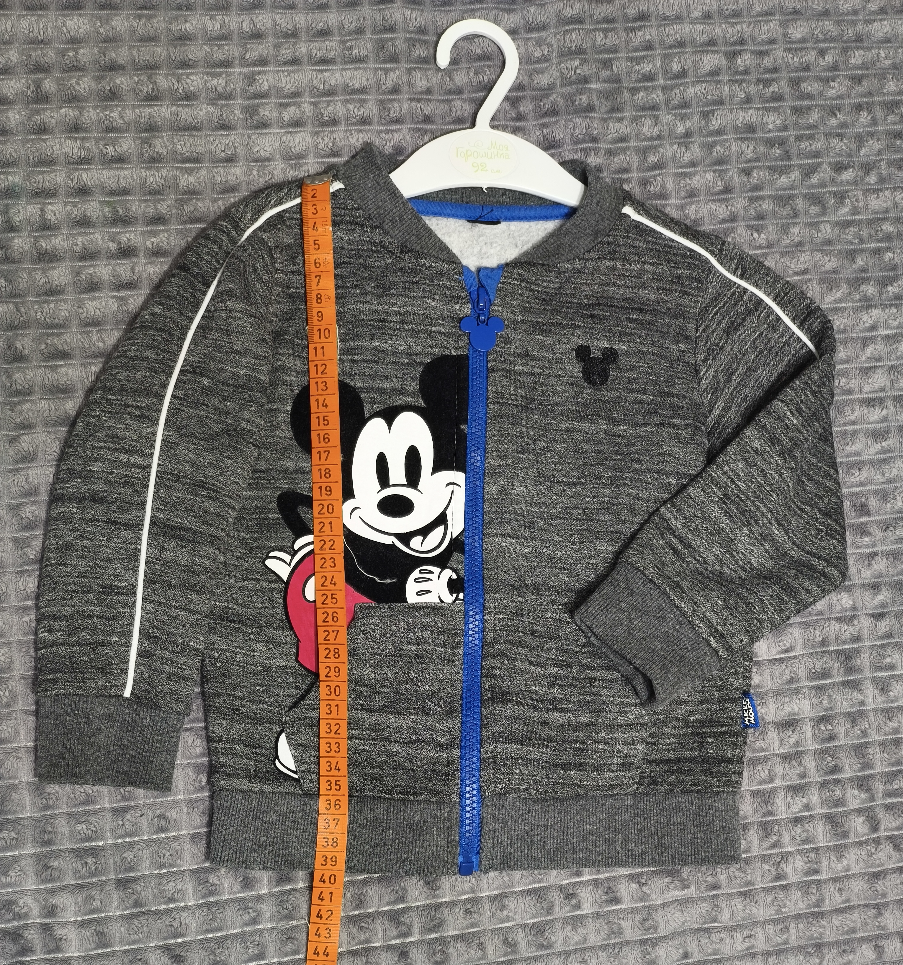 Стильная, тёплая кофта на молнии, с подчёсом, станет отличным дополнением к модному образу Вашего малыша в осенне-зимнем луке. Состояние идеальное. Отправлю в любой город наложенным платежом Европочтой, Белпочтой.