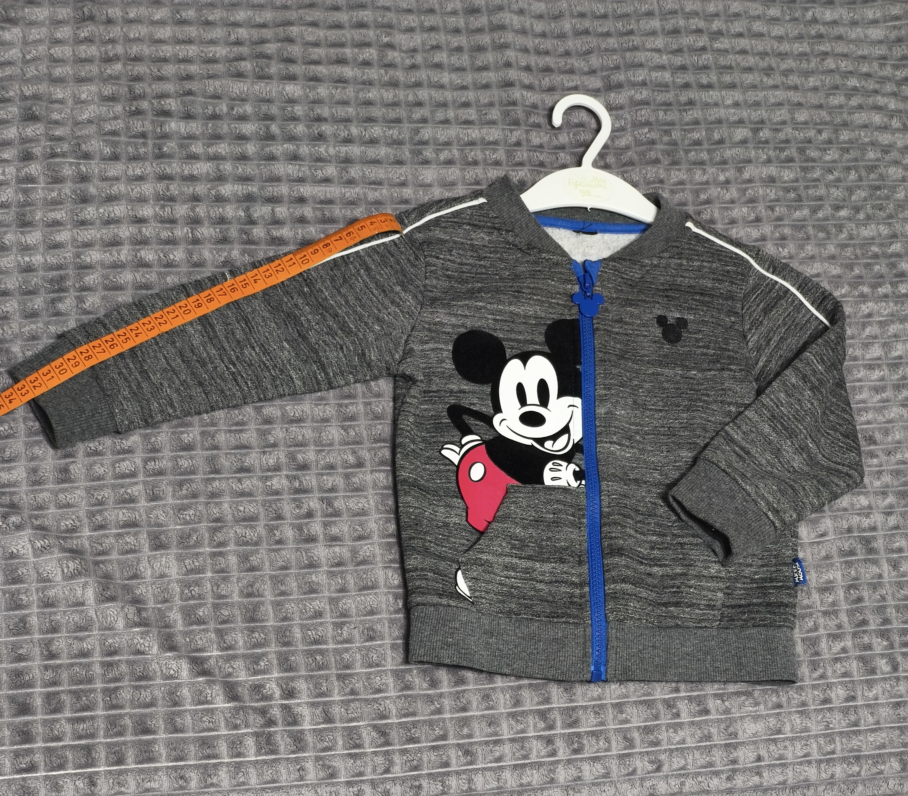 Стильная, тёплая кофта на молнии, с подчёсом, станет отличным дополнением к модному образу Вашего малыша в осенне-зимнем луке. Состояние идеальное. Отправлю в любой город наложенным платежом Европочтой, Белпочтой.