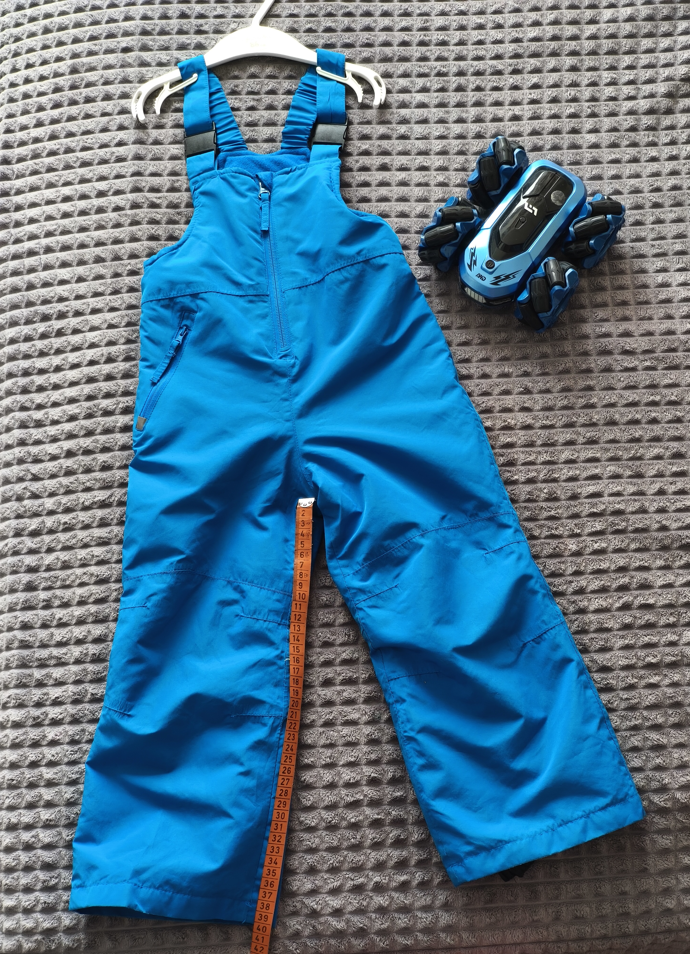 Демисезонный мембранный полукомбинезон Lupilu яркого голубого цвета, который идеален для прогулок в межсезонье, когда утром прохладно, а днём уже солнышко припекает.

Комбинезон имеет тонкий слой   утеплителя – малышу точно будет комфортно, не замёрзнет и не перегреется. В области груди и спинки подкладка выполнена из мягкого трикотажа, бретели регулируются, а это значит, что комбинезон прослужит дольше, ведь его можно подогнать под рост ребёнка, на штанинах есть манжеты, которые отлично защищают от ветра и грязи, не давая им попасть внутрь. А ещё они помогают сохранить тепло.Состояние отличное.