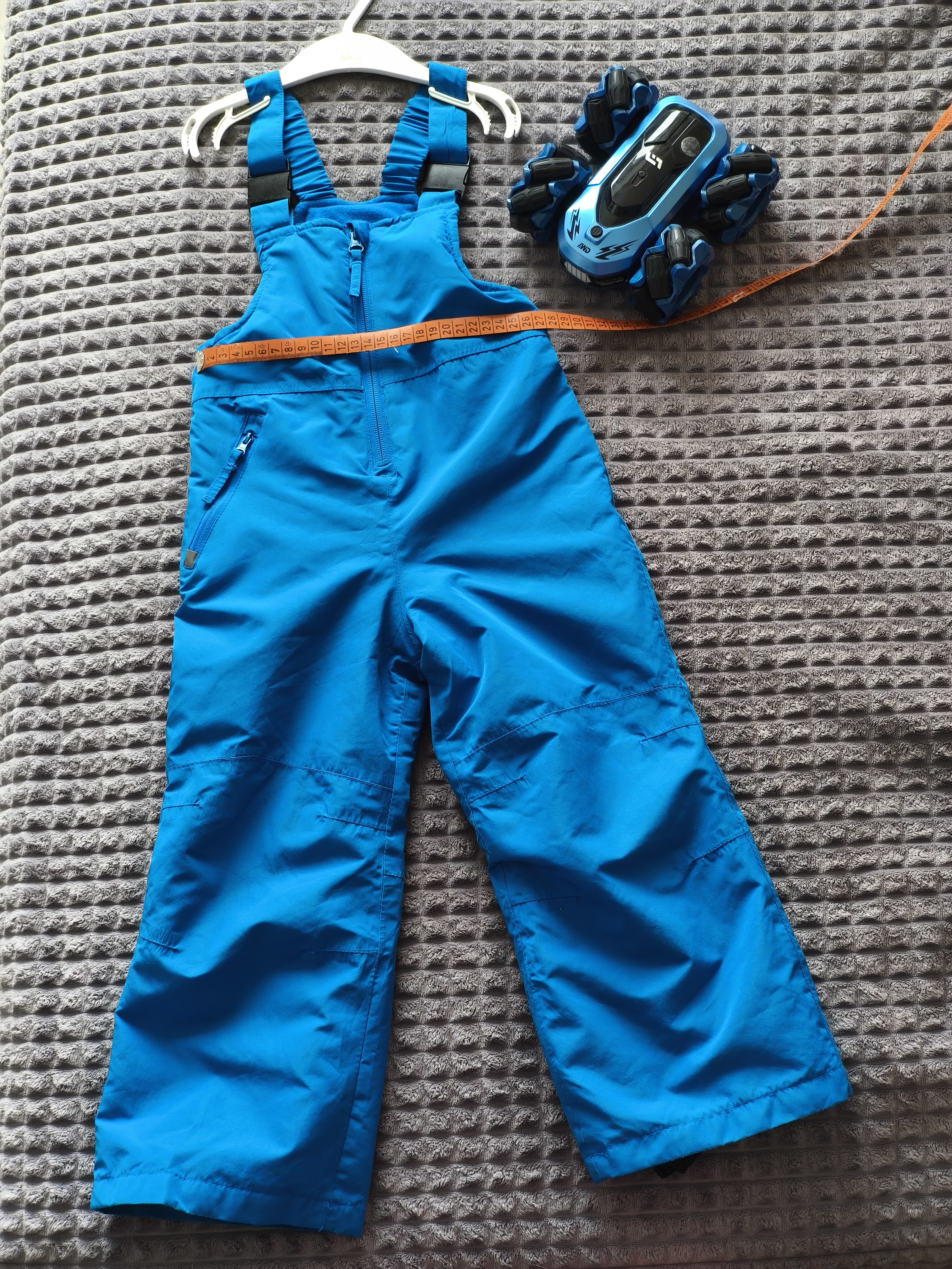 Демисезонный мембранный полукомбинезон Lupilu яркого голубого цвета, который идеален для прогулок в межсезонье, когда утром прохладно, а днём уже солнышко припекает.

Комбинезон имеет тонкий слой   утеплителя – малышу точно будет комфортно, не замёрзнет и не перегреется. В области груди и спинки подкладка выполнена из мягкого трикотажа, бретели регулируются, а это значит, что комбинезон прослужит дольше, ведь его можно подогнать под рост ребёнка, на штанинах есть манжеты, которые отлично защищают от ветра и грязи, не давая им попасть внутрь. А ещё они помогают сохранить тепло.Состояние отличное.