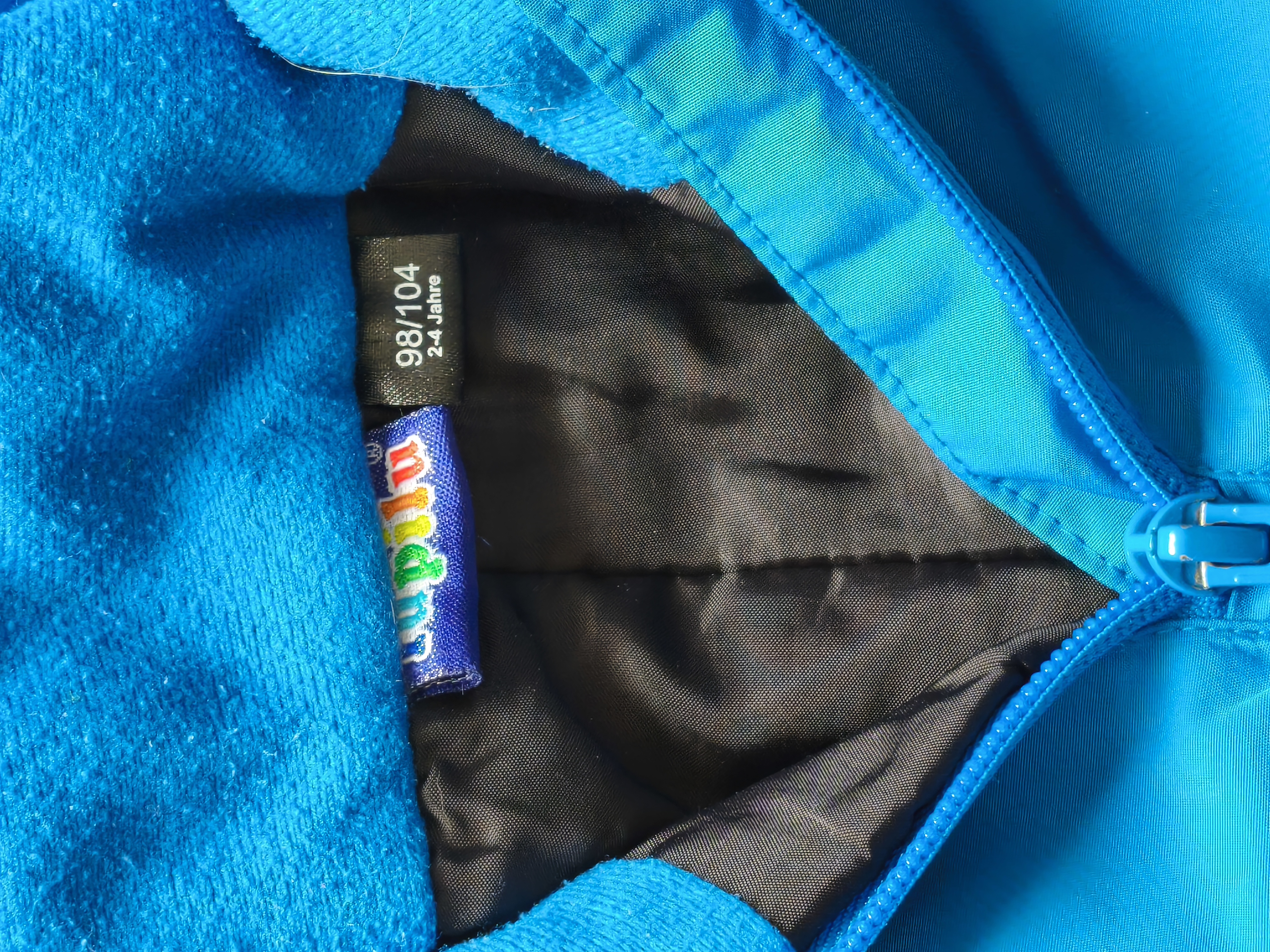 Демисезонный мембранный полукомбинезон Lupilu яркого голубого цвета, который идеален для прогулок в межсезонье, когда утром прохладно, а днём уже солнышко припекает.

Комбинезон имеет тонкий слой   утеплителя – малышу точно будет комфортно, не замёрзнет и не перегреется. В области груди и спинки подкладка выполнена из мягкого трикотажа, бретели регулируются, а это значит, что комбинезон прослужит дольше, ведь его можно подогнать под рост ребёнка, на штанинах есть манжеты, которые отлично защищают от ветра и грязи, не давая им попасть внутрь. А ещё они помогают сохранить тепло.Состояние отличное.