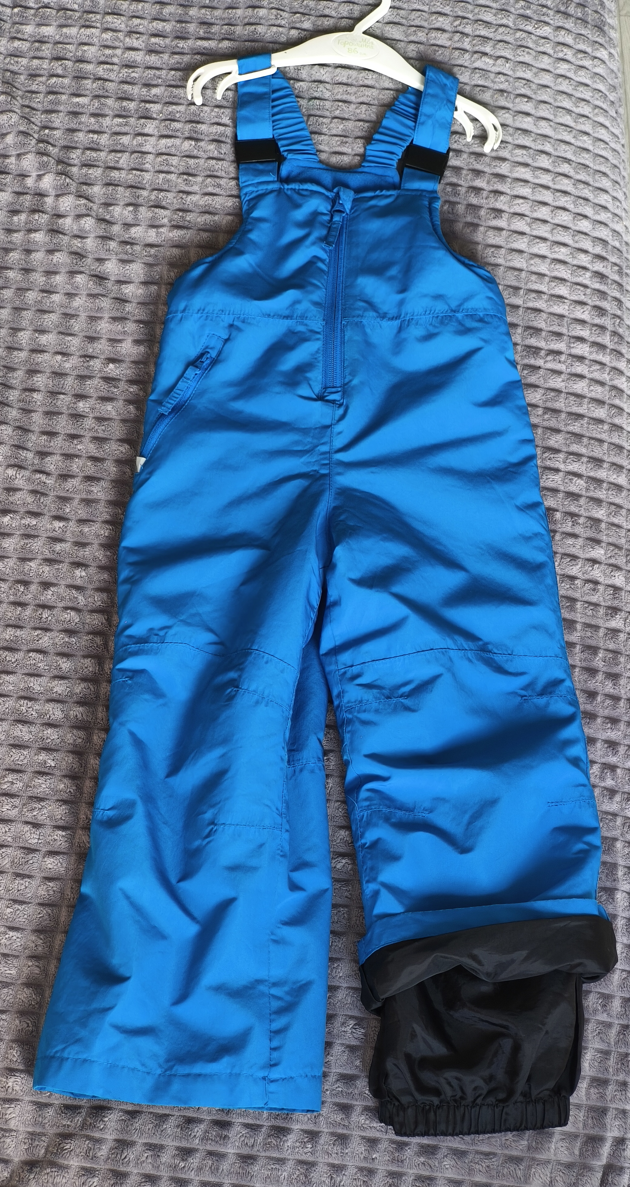 Демисезонный мембранный полукомбинезон Lupilu яркого голубого цвета, который идеален для прогулок в межсезонье, когда утром прохладно, а днём уже солнышко припекает.

Комбинезон имеет тонкий слой   утеплителя – малышу точно будет комфортно, не замёрзнет и не перегреется. В области груди и спинки подкладка выполнена из мягкого трикотажа, бретели регулируются, а это значит, что комбинезон прослужит дольше, ведь его можно подогнать под рост ребёнка, на штанинах есть манжеты, которые отлично защищают от ветра и грязи, не давая им попасть внутрь. А ещё они помогают сохранить тепло.Состояние отличное.