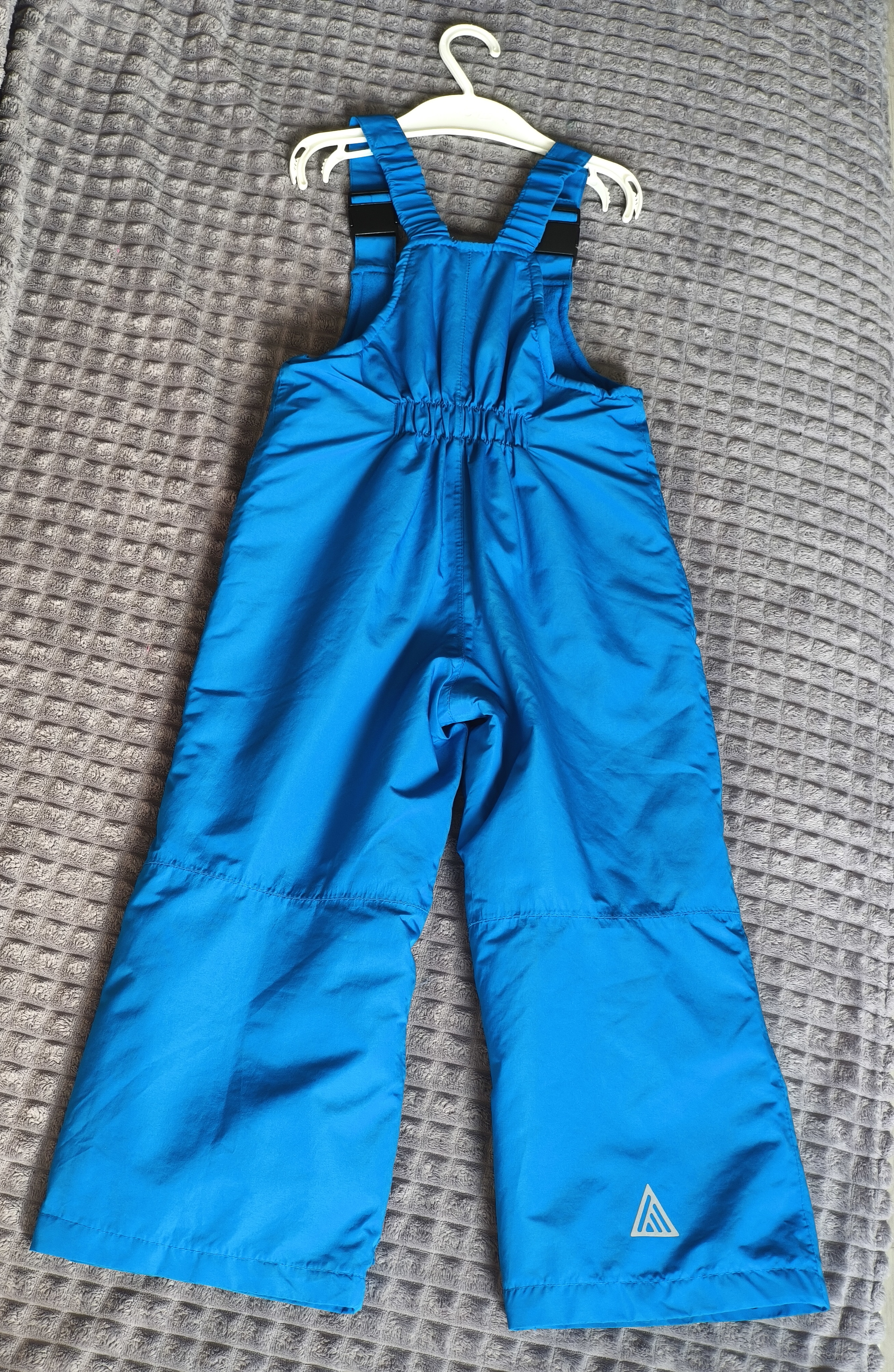 Демисезонный мембранный полукомбинезон Lupilu яркого голубого цвета, который идеален для прогулок в межсезонье, когда утром прохладно, а днём уже солнышко припекает.

Комбинезон имеет тонкий слой   утеплителя – малышу точно будет комфортно, не замёрзнет и не перегреется. В области груди и спинки подкладка выполнена из мягкого трикотажа, бретели регулируются, а это значит, что комбинезон прослужит дольше, ведь его можно подогнать под рост ребёнка, на штанинах есть манжеты, которые отлично защищают от ветра и грязи, не давая им попасть внутрь. А ещё они помогают сохранить тепло.Состояние отличное.